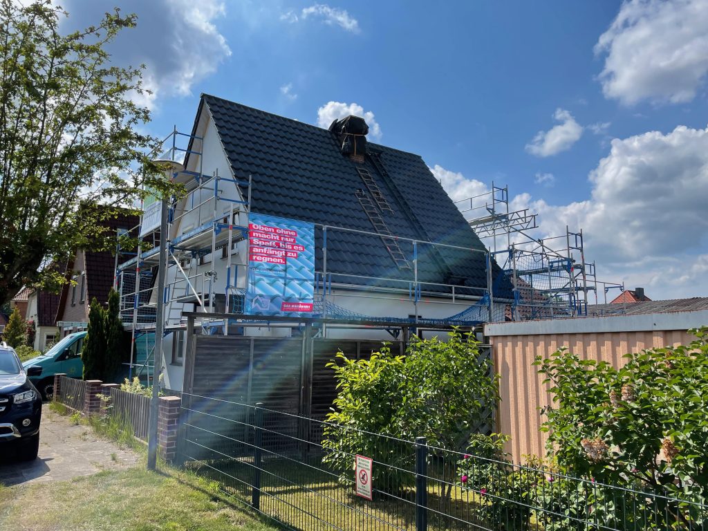 Haus während der Dachsanierung mit Gerüst