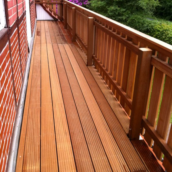 Mit Holzdielen sanierter Balkon